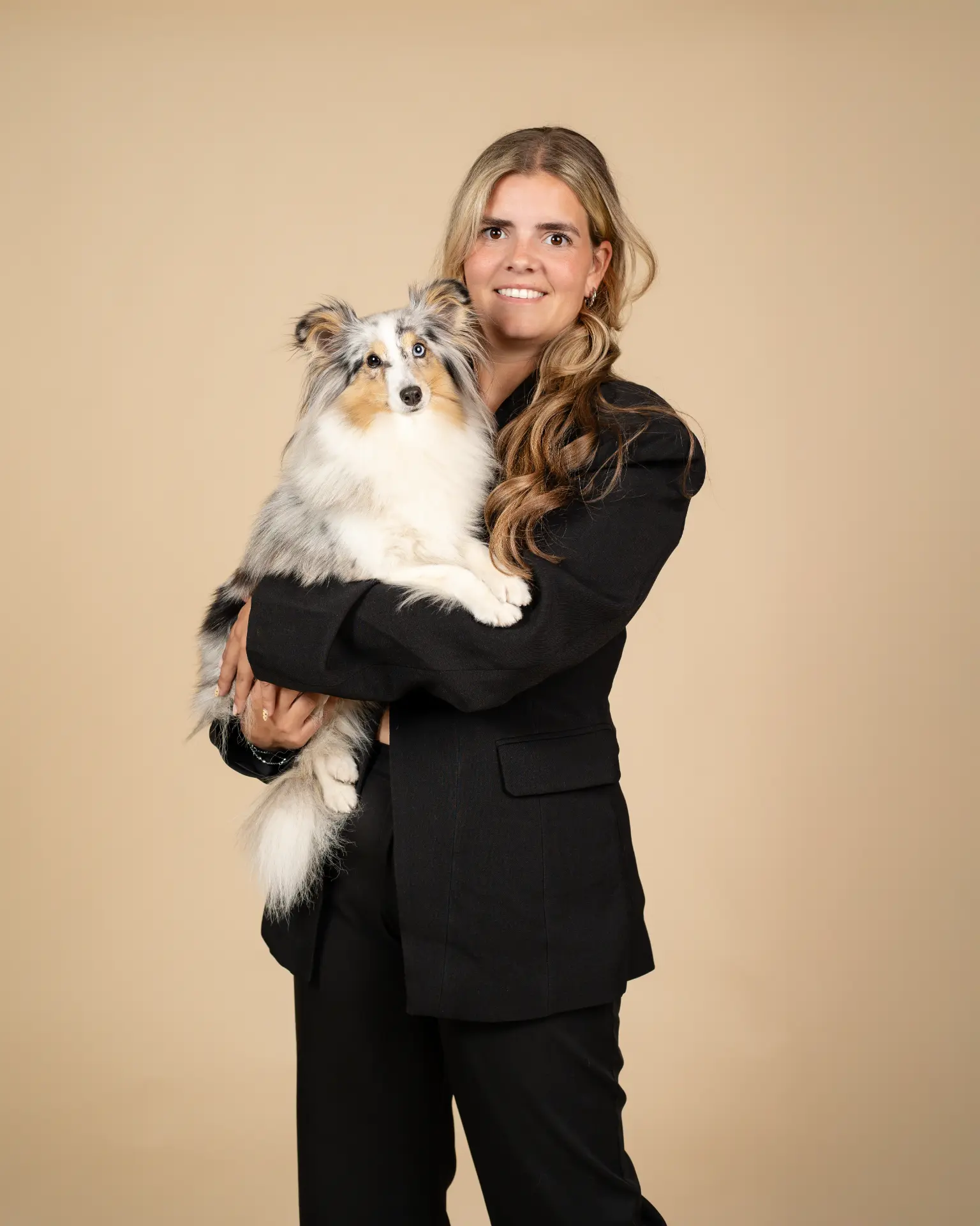 Maartje Bouw met een Sheltie in haar armen